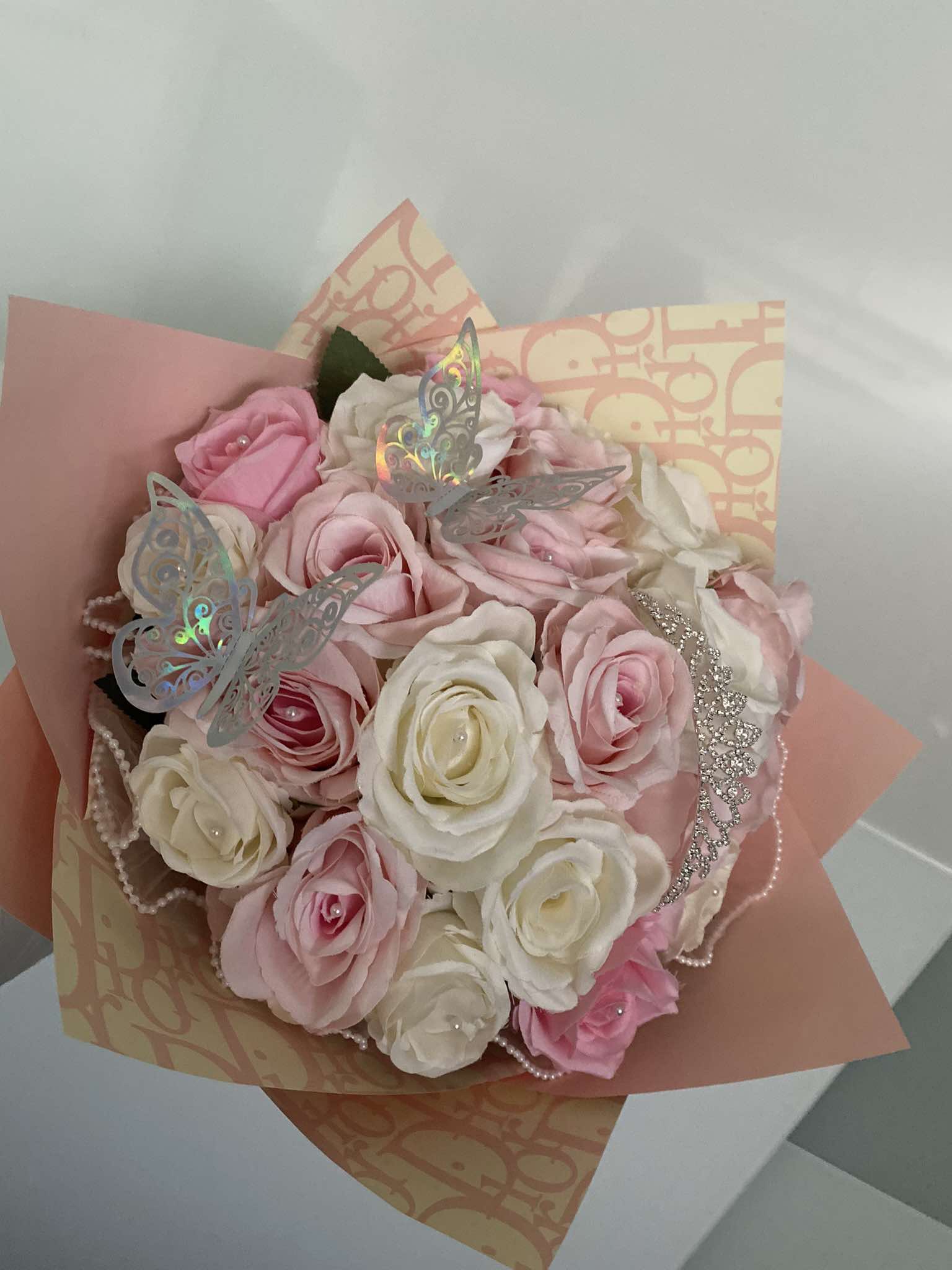 Kytice s Dior papírem a korunkou